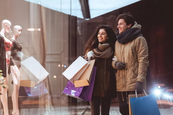 Couple Sur Shopping D'hiver Holding Shopper Sacs Marcher Dans La Ville — Photo