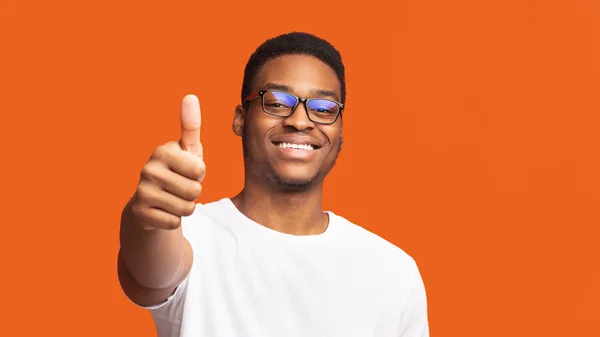 Afrikai amerikai fickó felemeli a hüvelykujját és mosolyog — Stock Fotó
