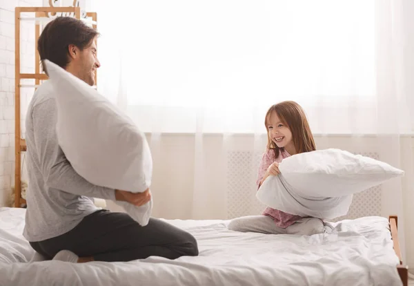 Keluarga memiliki perkelahian bantal bersama-sama di pagi hari — Stok Foto