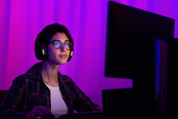 Estudante menina usando computador tarde da noite, usando fones de ouvido — Fotografia de Stock