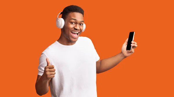 Portrait of smiling afro guy enjoying music — Stock Photo, Image