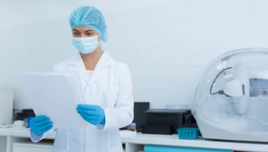 Koruyucu maskeli neşeli kadın ve eldiven okuma analizi sonuçları.