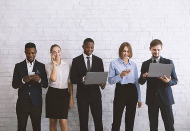 Genç çeşitli ekipler, beyaz tuğlaların yanında modern aletler kullanıyorlar.