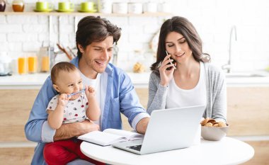 Eşler evden çalışıyor, müşterilere internet üzerinden danışmanlık yapıyor