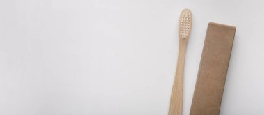 Beyaz arkaplanda eko bambu diş fırçası olan tutucu