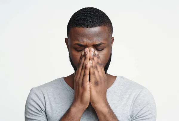 Homem negro triste segurando seu nariz porque dor sinusal — Fotografia de Stock