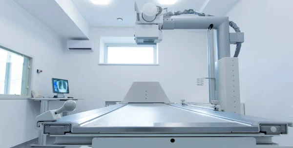Кімната рентгенівського випромінювання з новою машиною і знімок грудей — стокове фото