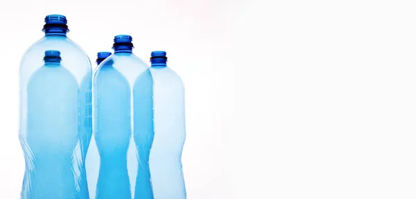 Set di bottiglie di plastica d'acqua usate isolate su bianco — Foto Stock