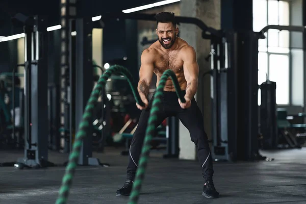 Giovane sportivo in forma che si allena in palestra funzionale — Foto Stock