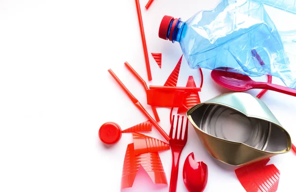 Plastic, and iron can polluting environment and ecosystem — Stock Photo, Image
