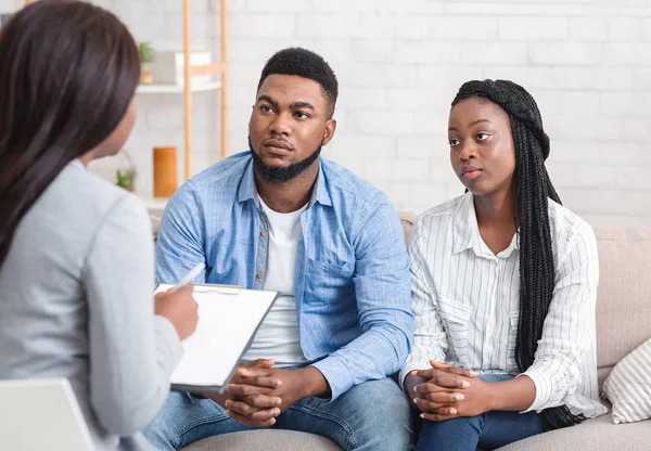 Triste pareja afro escuchando consejos de psicólogos en la sesión de terapia matrimonial —  Fotos de Stock