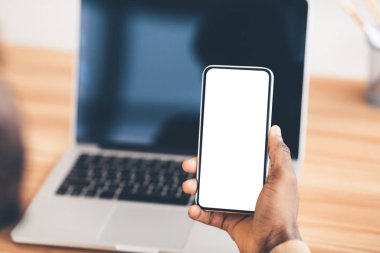 Boş ekranlı Afro adam cep telefonunu tutuyor