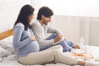 Bir çiftin doğum hastanesine gitmeden önce kontrol listesi yazması bekleniyor.