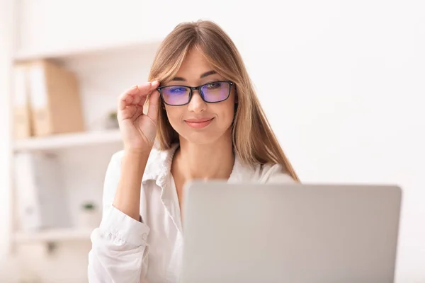 Kobieta W Okularach Korzystanie Laptop Praca w biurze — Zdjęcie stockowe