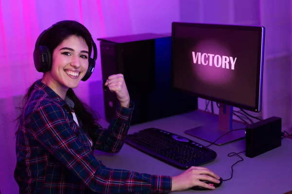 Mujer pro gamer ganar juego en línea en el ordenador —  Fotos de Stock