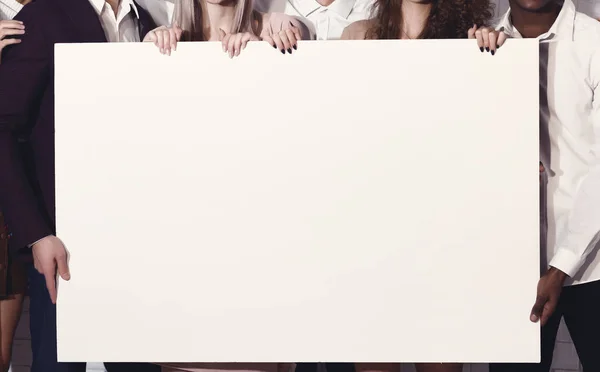 Unerkennbare junge Leute mit weißen Plakaten, die drinnen stehen, Attrappe — Stockfoto