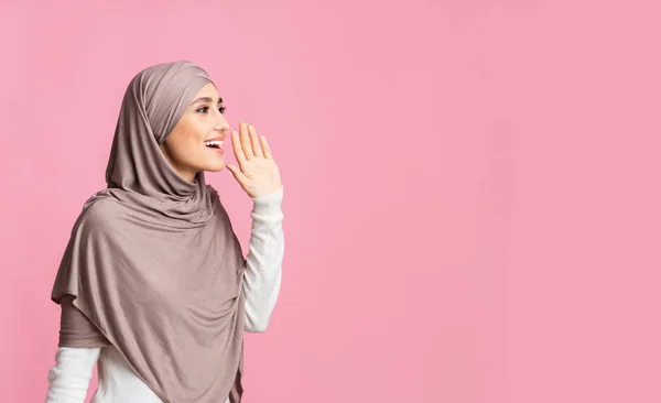 Menina muçulmana no hijab gritando no espaço de cópia, fazendo anúncio — Fotografia de Stock