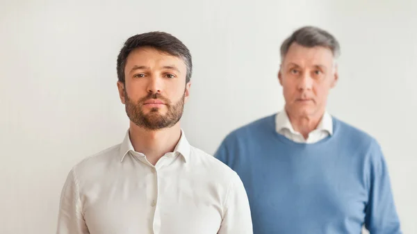 Idős férfi és idősebb apa áll át a fehér háttér, panoráma — Stock Fotó