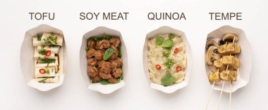 Tofu, soya eti, kinoa ve kağıt tabaklarda servis edilen tempo.