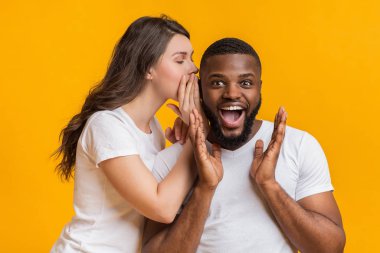 Genç bir kadın şok olmuş siyah erkek arkadaşıyla sırrını paylaşıyor.