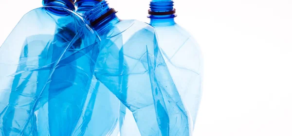 Botol air mineral hancur dan kusut terhadap putih — Stok Foto