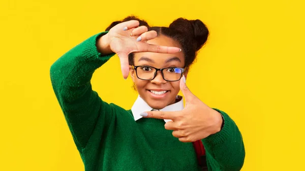 Sorrindo afro adolescente fazendo quadro com as mãos — Fotografia de Stock