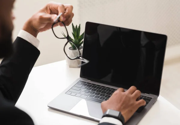 Gewassen beeld van zakenman met behulp van laptop met leeg scherm — Stockfoto