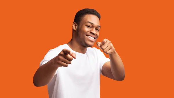 Boldog fekete férfi választott téged a narancssárga háttér helyett — Stock Fotó