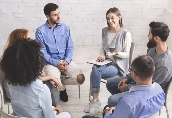 Psicoterapeuta hablando con pacientes del grupo de apoyo — Foto de Stock