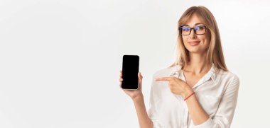 Telefonu elinde tutan kadın ekranı işaret ediyor, beyaz arka plan, model.