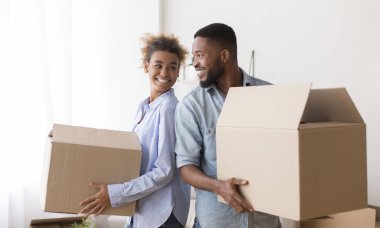 Afro Çiftin Yeni Evde Sırt Sırta verip Taşıdıkları Kutular