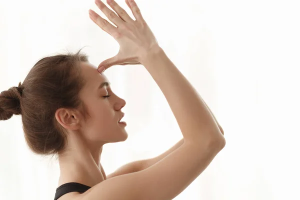 Žena dělá namaste gesto, ruce na čelo — Stock fotografie