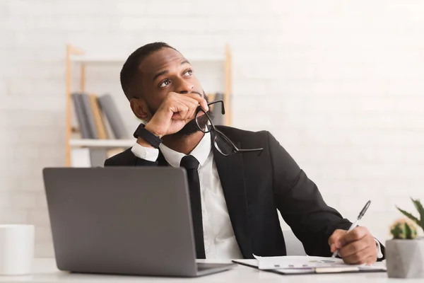 Pensieve jonge zakenman werkt aan nieuw businessplan in functie — Stockfoto