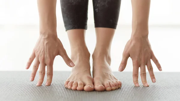Žena dělá cvičení od hlavy ke kolenům, cvičí jógu — Stock fotografie