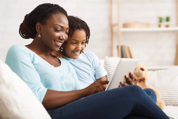 Feliz família negra passar tempo juntos usando tablet — Fotografia de Stock