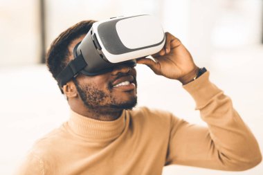 Ofiste Afro Yönetici artırılmış gerçeklik gözlüğü takıyor