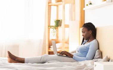 Laptop 'ta çalışan Afro Kadın Yatakta Yatıyor