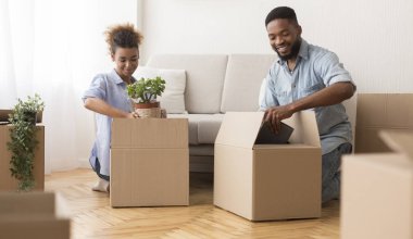 Afro-Amerikalı Eşler Paketleme İçin Hazırlanıyor