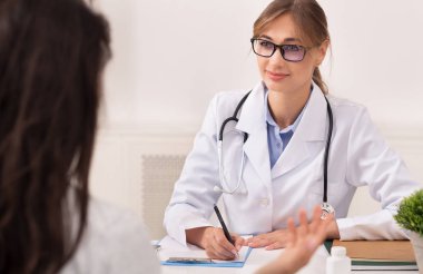 Klinikte oturan Kadın Hekimi Ziyaret Ediyor