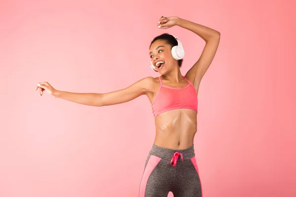 Chica afroamericana feliz en auriculares bailando, Studio Shot — Foto de Stock