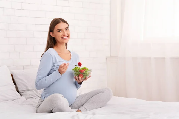 Pregnant Girl Holding Salad In Bowl Sitting In Bed — Stock Photo, Image