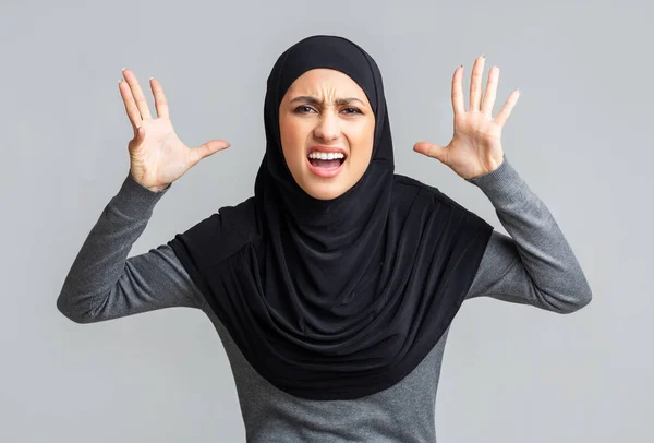 Mujer musulmana enojada en hijab gritando y gestos emocionales — Foto de Stock