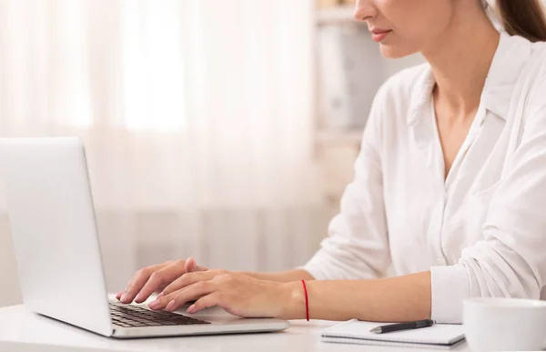 Onherkenbare vrouw met behulp van laptop typen artikel Werken in Office, Gehakt — Stockfoto
