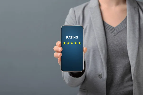 Business Woman Showing five star rating for her Satisfaction on cell phone — Stock Photo, Image