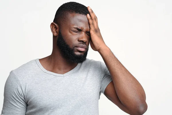 Ung trött afro man som har psykiska problem — Stockfoto
