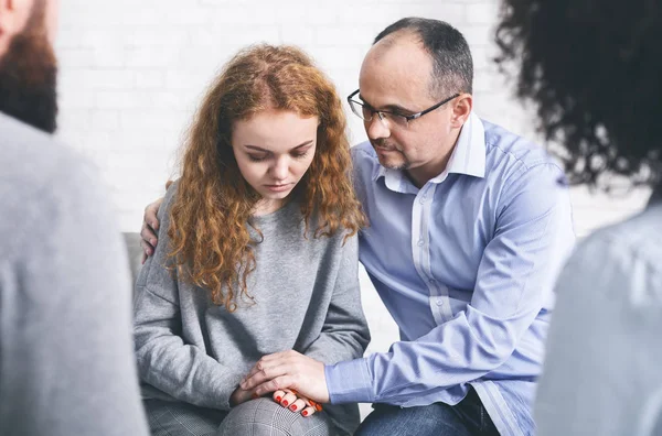 People comforting depressed addict woman at rehab session — Stock Photo, Image
