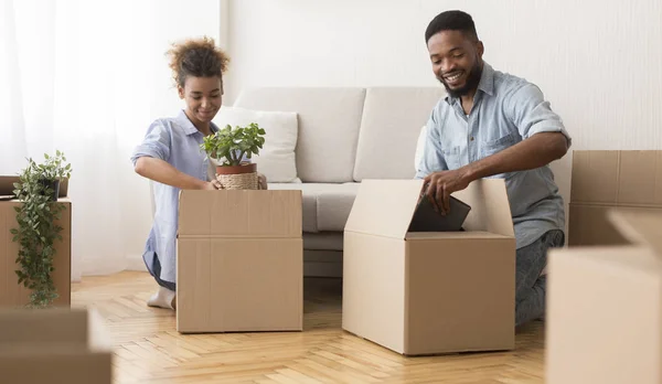 Afrikanska amerikanska makar Förbereda sig för omlokalisering Packning saker inomhus — Stockfoto