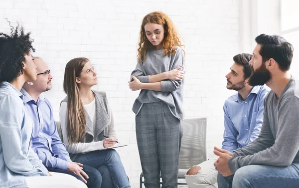 Mujer adicta hablando hablando durante la reunión del grupo de rehabilitación — Foto de Stock