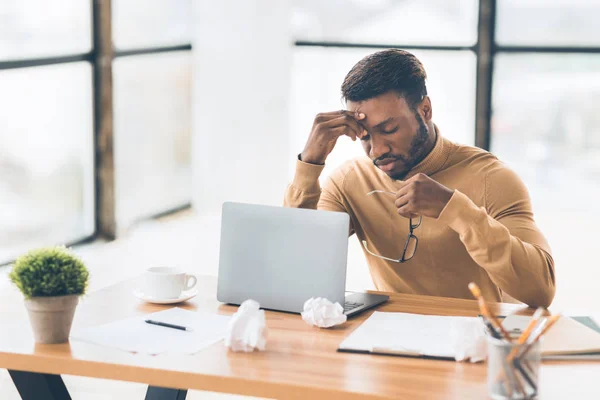 Gefrustreerde zwarte zakenman neemt af bril masseren neus — Stockfoto