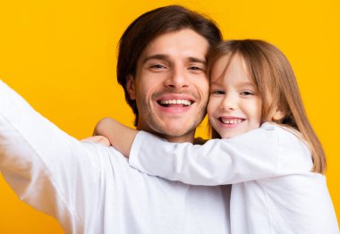 Mutlu baba-kız portresi. Selfie çekiyor.
